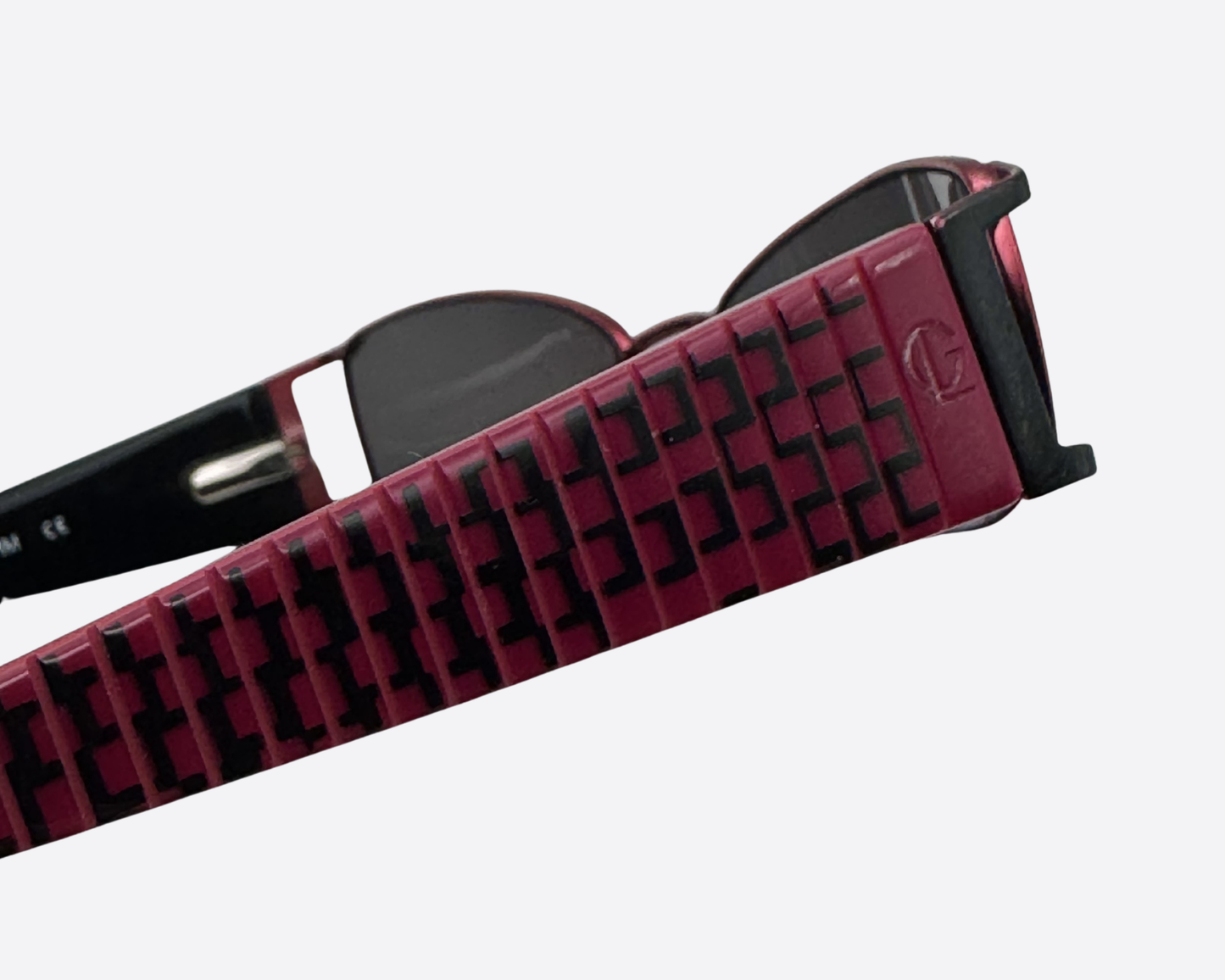 Guy Laroche GB77057 – Y2K Cyber-Tech Luxury