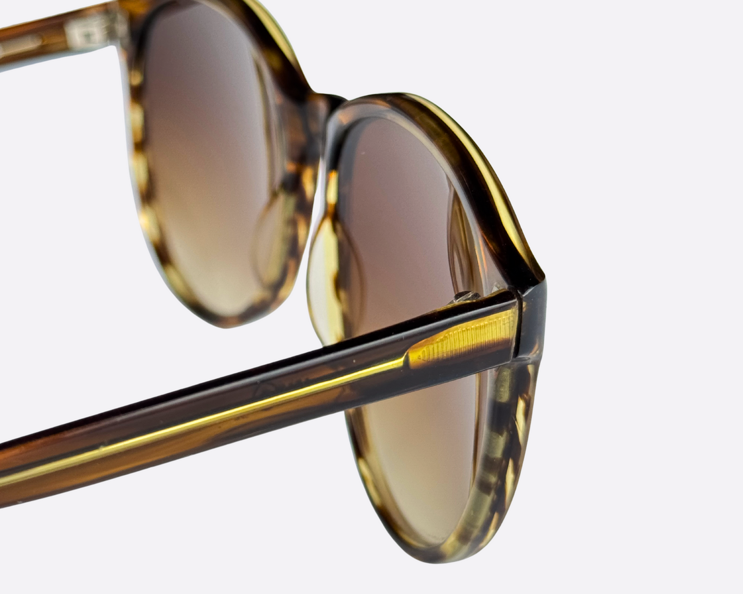 Back view of Indo Cadaqués sunglasses, showcasing the high-quality brown plastic frames, crafted in Spain. Temple length: 130 mm, providing a comfortable fit for all-day wear.