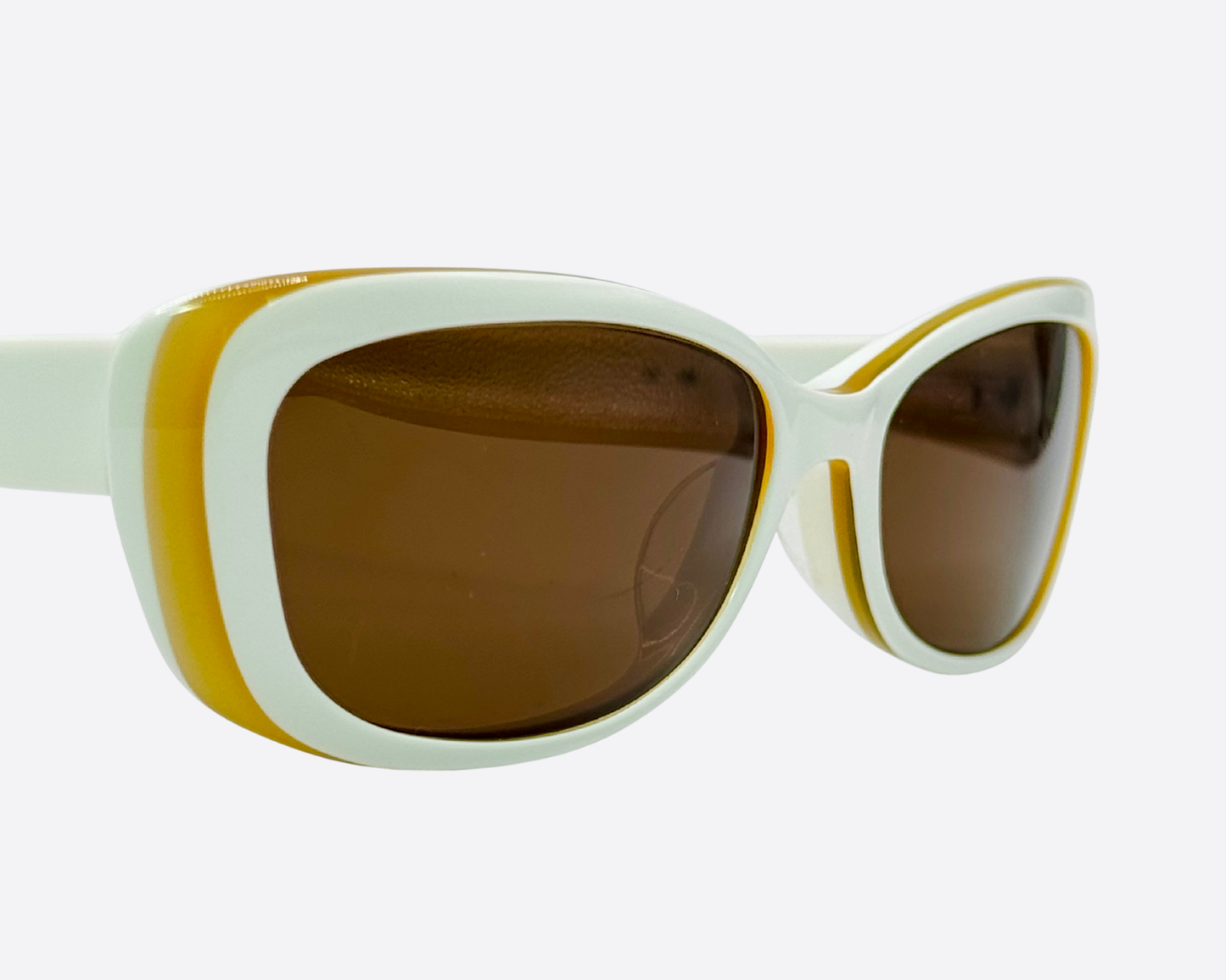 Lacoste L2611 – Off-White & Yellow Oval | Y2K Vintage