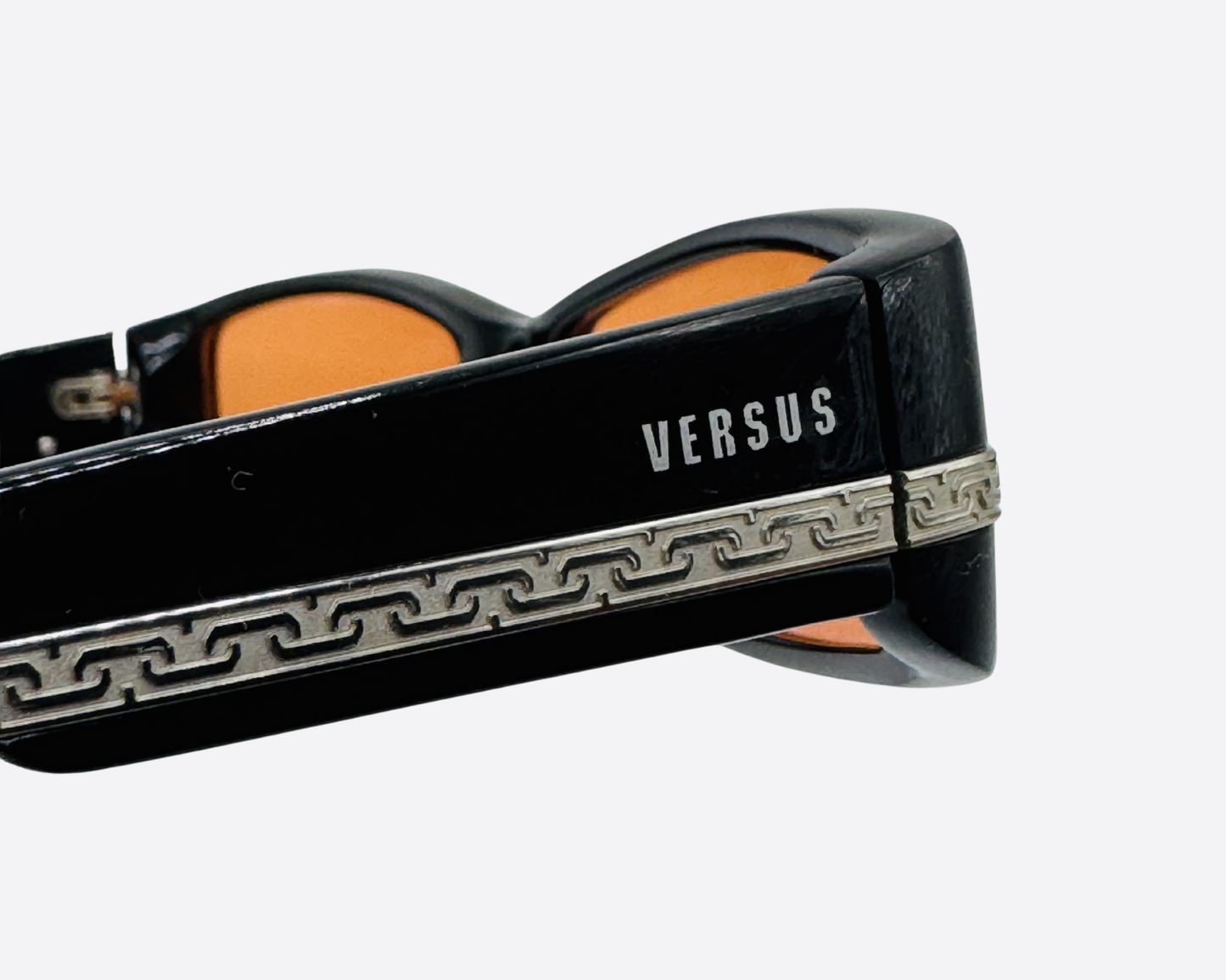 Versus 8055 – Diseño minimalista Greca | Años 90