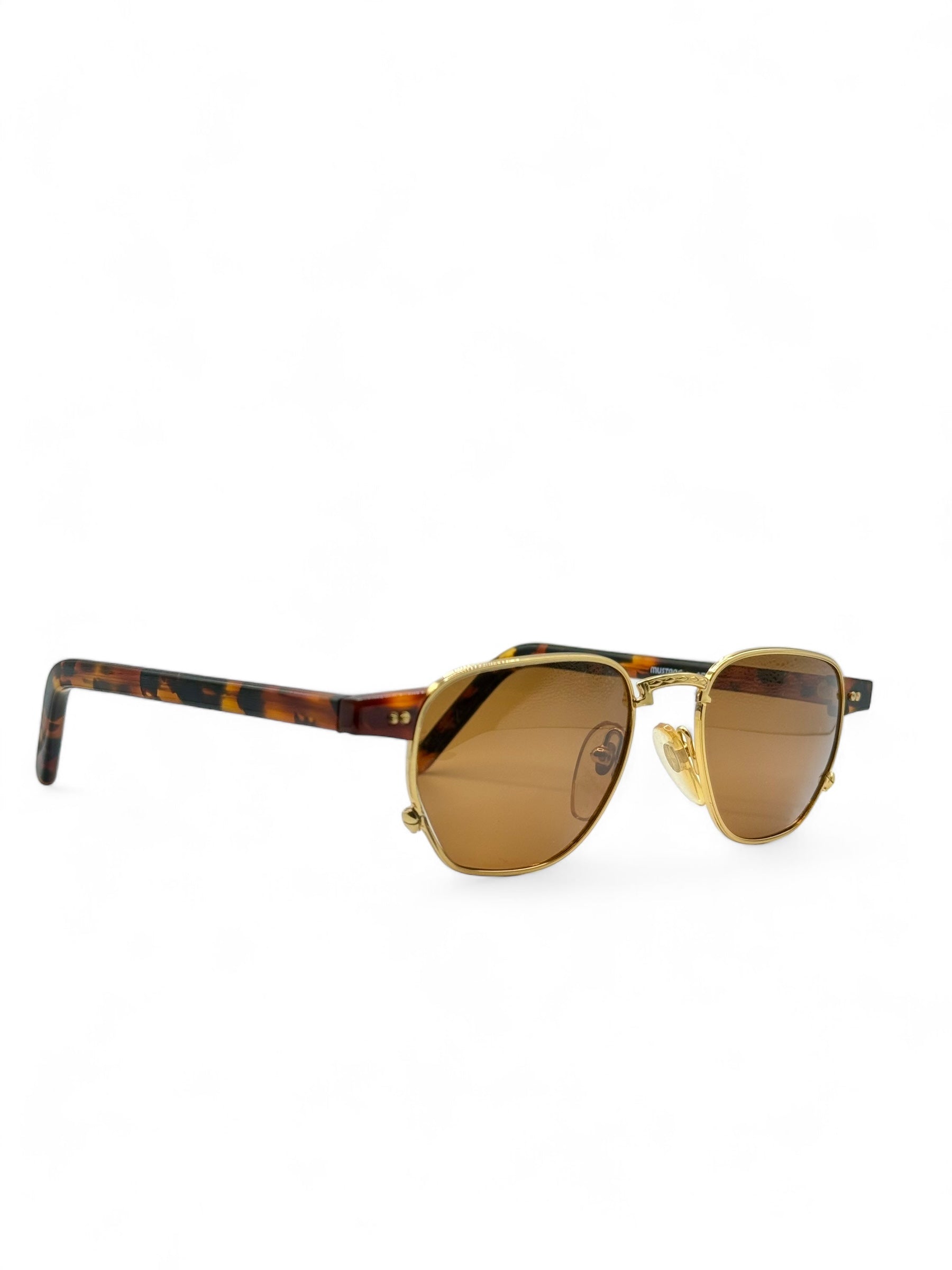 Side profile of Mustang sunglasses featuring high-quality frames in excellent condition, paired with new brown UV400 lenses, offering a blend of classic design and modern functionality.