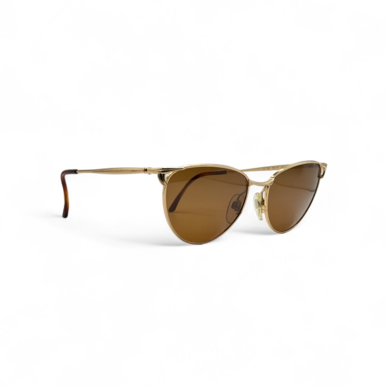 Side profile of Les Copains sunglasses with sleek, Italian-made frames. The luxurious design and new brown UV400 lenses combine sophistication with modern sun protection.