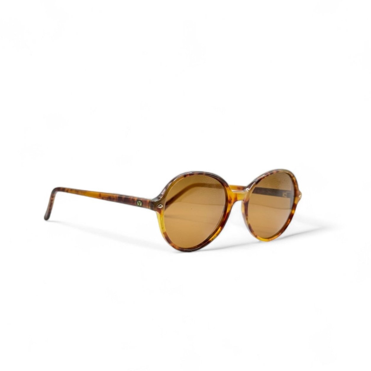 Stylish brown round sunglasses in a side-angle view, showcasing the lightweight frame and vintage-inspired details for a unique look.