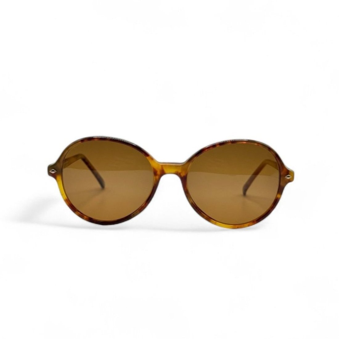 Upcycled vintage sunglasses with new lenses. Trendy brown round sunglasses combine a vintage vibe with a modern design – perfect for a unique look and optimal sun protection. Shop now to elevate your style!