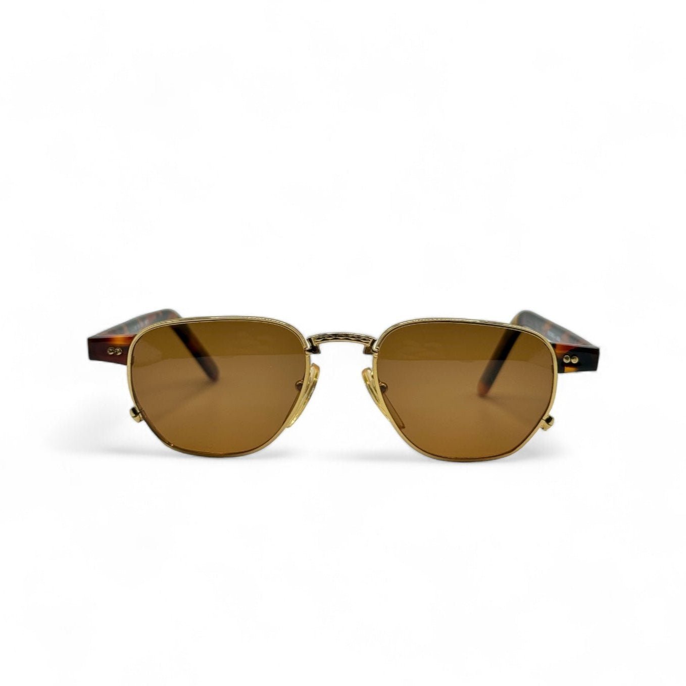 Front view of Mustang sunglasses, combining vintage charm with modern sophistication. These stylish frames are updated with new brown UV400 lenses for optimal sun protection and a timeless look.